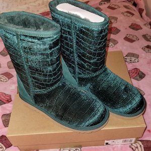 Brand New: UGG Classic Short II Croc